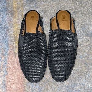 FRYE MULES BLACK RAFIA